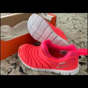 NWT nike dynamo free girls shoes size 2.5